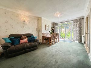 Living Room/ Diner - click for photo gallery